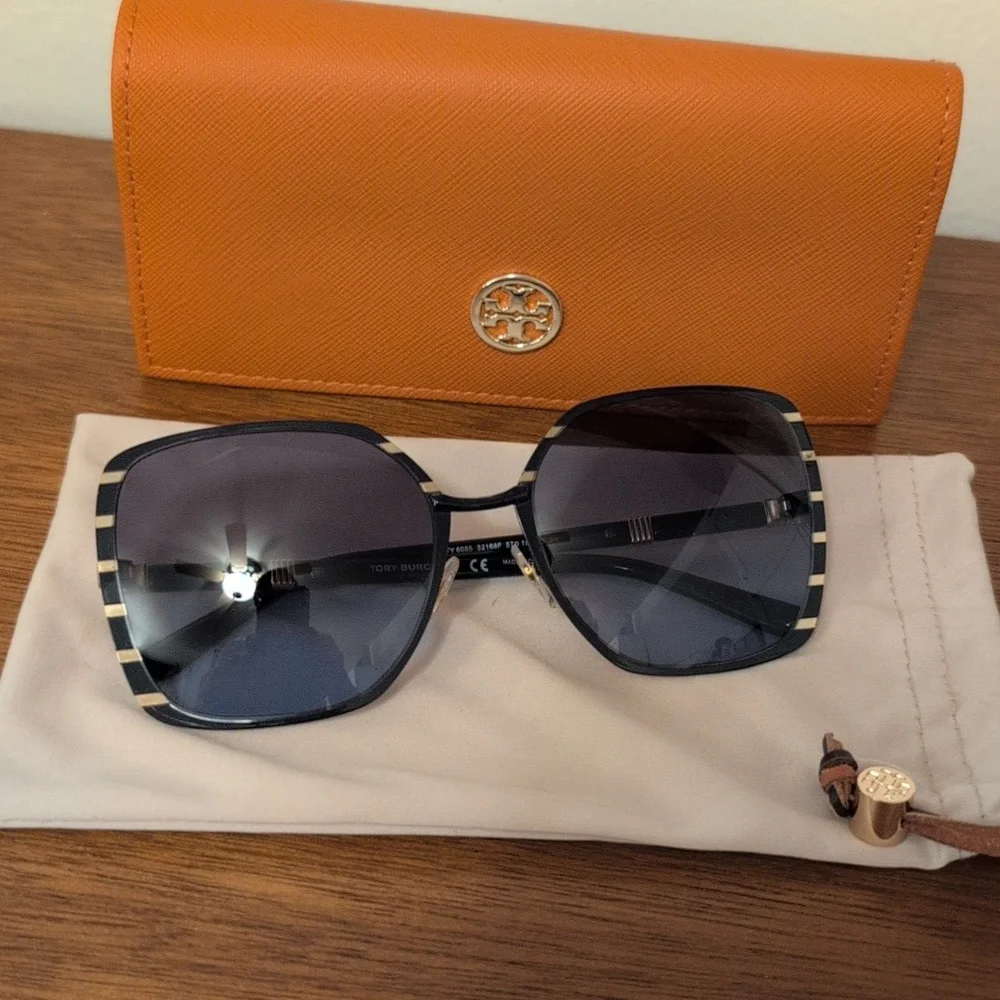 Tory Burch Sunglasses With Branded Case - Picture 1 of 9